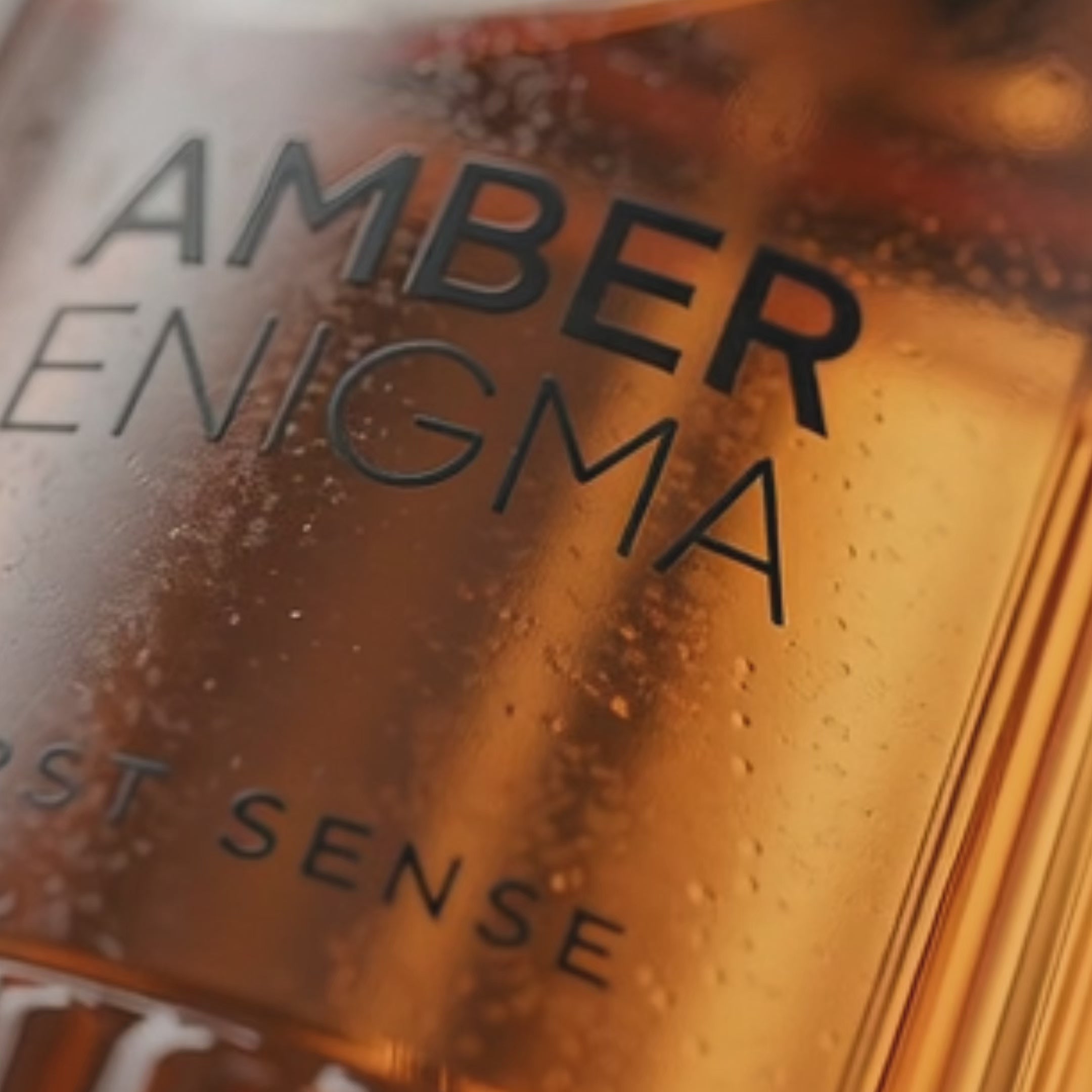 Amber Enigma unisex parfym från First Sense skapad av Filip Dikmen – elegant Eau de Parfum med varm amber, söt vanilj, mysk och kryddiga noter.
